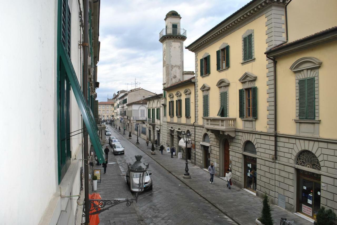 Palazzo Guasti Appartamento Guido ปาล์มเดดเซิร์ท ภายนอก รูปภาพ